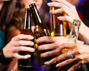 Alcol-cresce-il-consumo-tra-i-giovani-e-nei-weekend-2