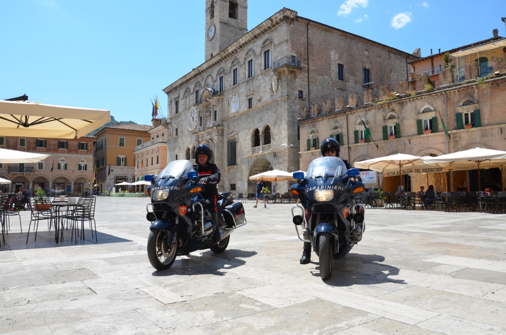 carabinieri con moto in piazza