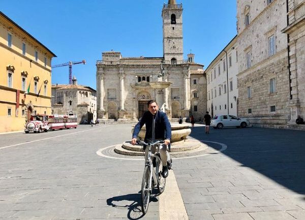 Sindaco in bicicletta in piazza Arringo