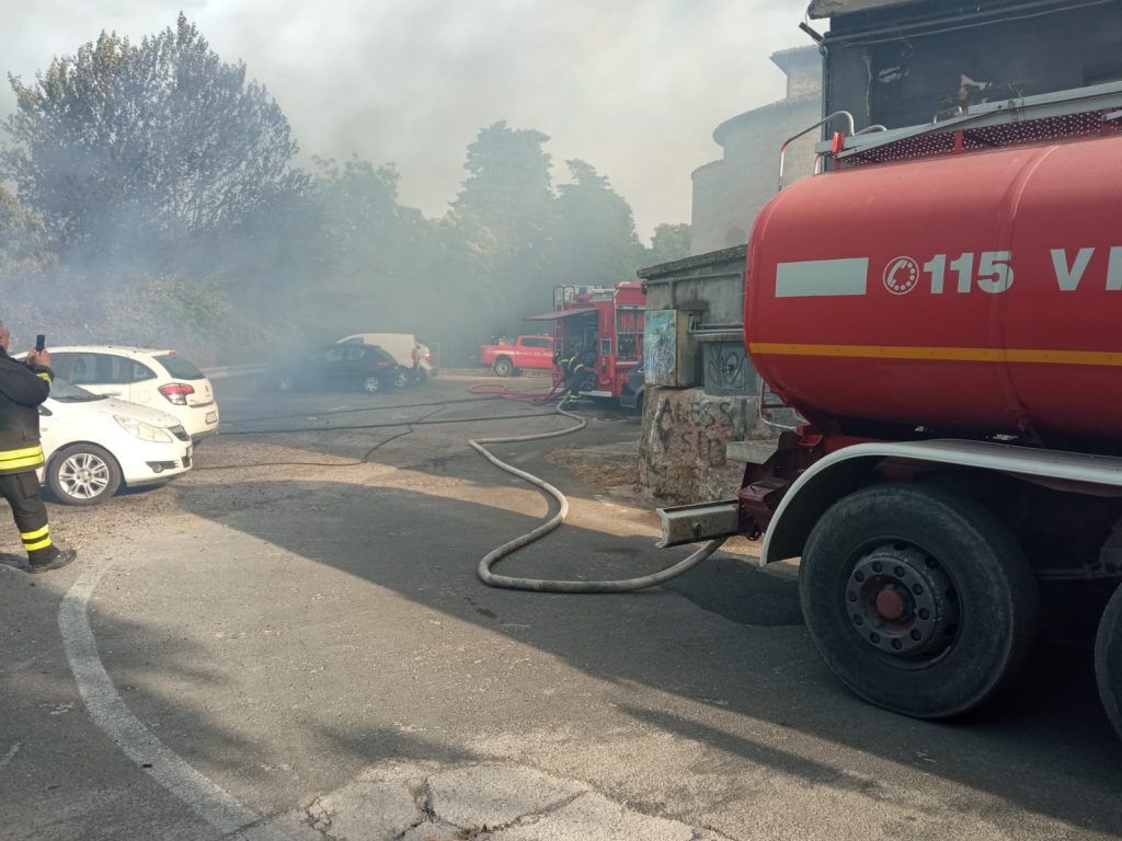 Immagini dell'incendio nella zona del torrente Chiaro a Campo Parignano