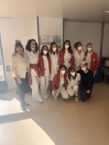 Nella foto, le infermiere di Oncologia, la psiconcologa Iom Cristina Polini e le artiste presenti alla festa di San Valentino