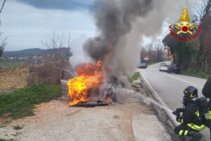 Incendio auto a Fermo