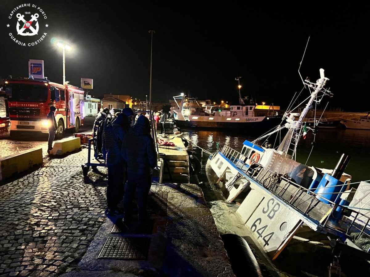 Il peschereccio affondato al porto di San Benedetto