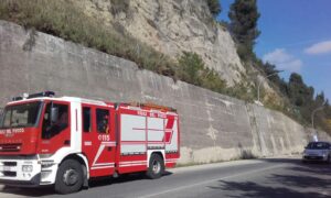 I vigili del fuoco sul luogo della frana
