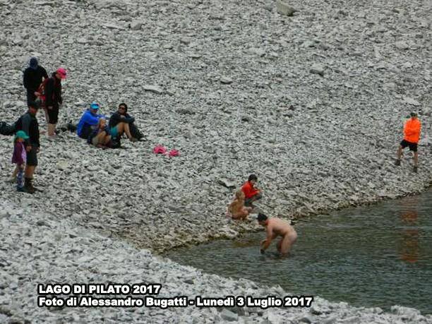 lago pilato e turisti nudi