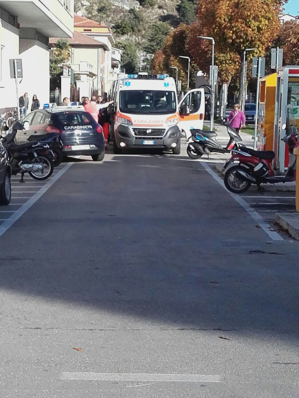 Ambulanza davanti al liceo