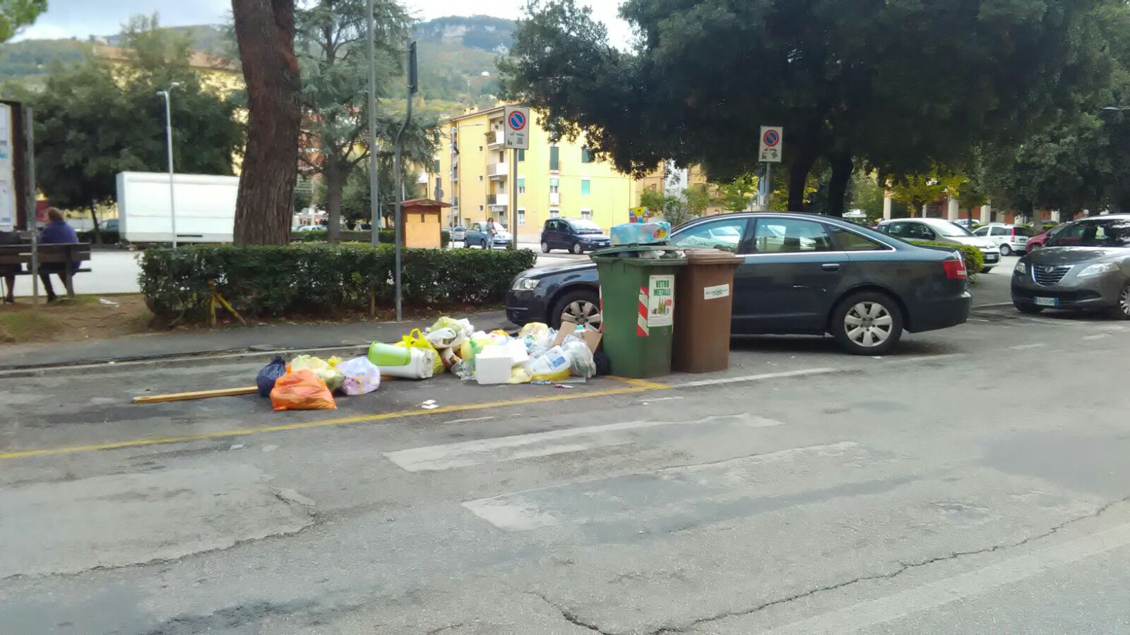 Rifiuti in strada a Porta Maggiore