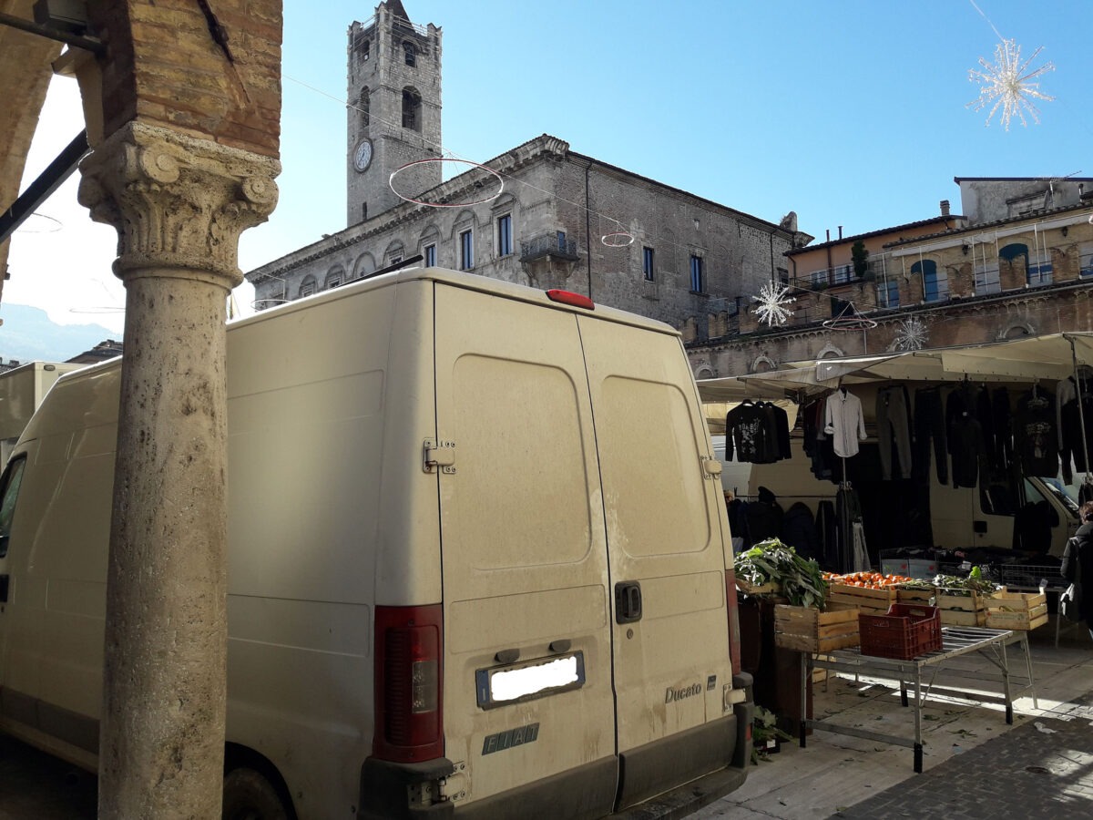 mercato ambulante in piazza del Popolo