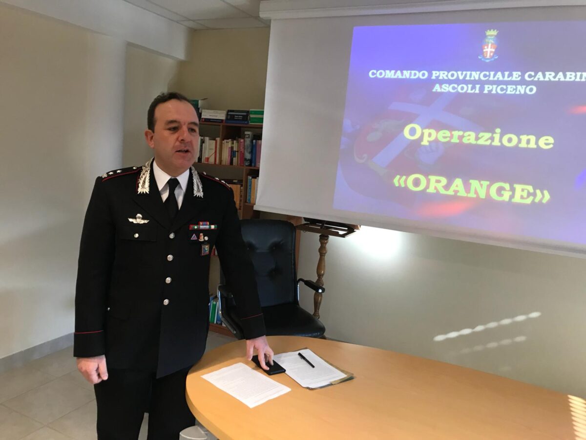 Carabinieri durante conferenza stampa