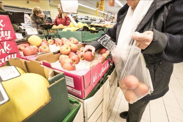 Foto Carlo Lannuttii/LaPresse
03-01-2018 Roma, Italia 
Cronaca
Introduzione dei sacchetti biodegradabili a pagamento nei reparti frutta e verdura dei supermercati
Nella foto: i sacchetti