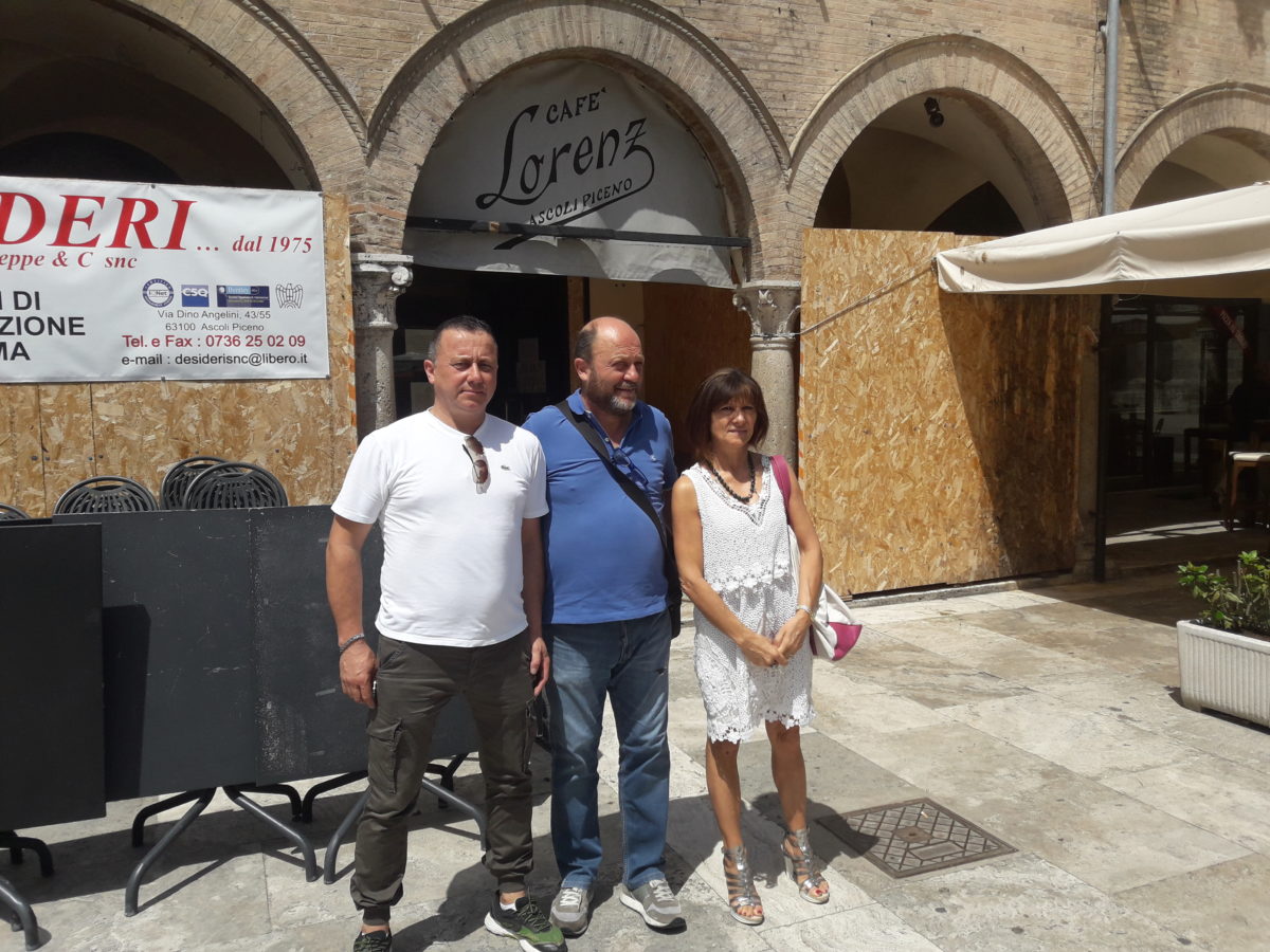 Soci di Lorenz Cafè davanti al cantiere