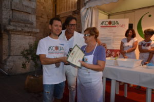 Mariani e Di Ferdinando di Ascoliva con la vincitrice Carla Nepi