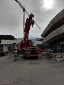 Gru per strada sprofondata al Battente