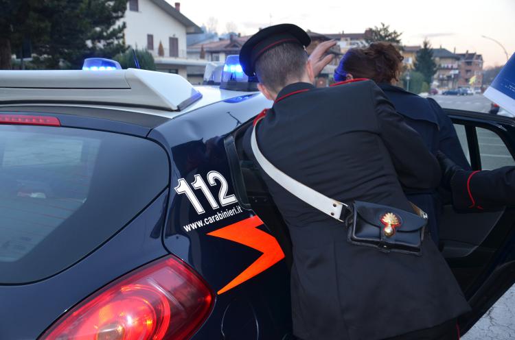 Carabinieri_arresto_donna