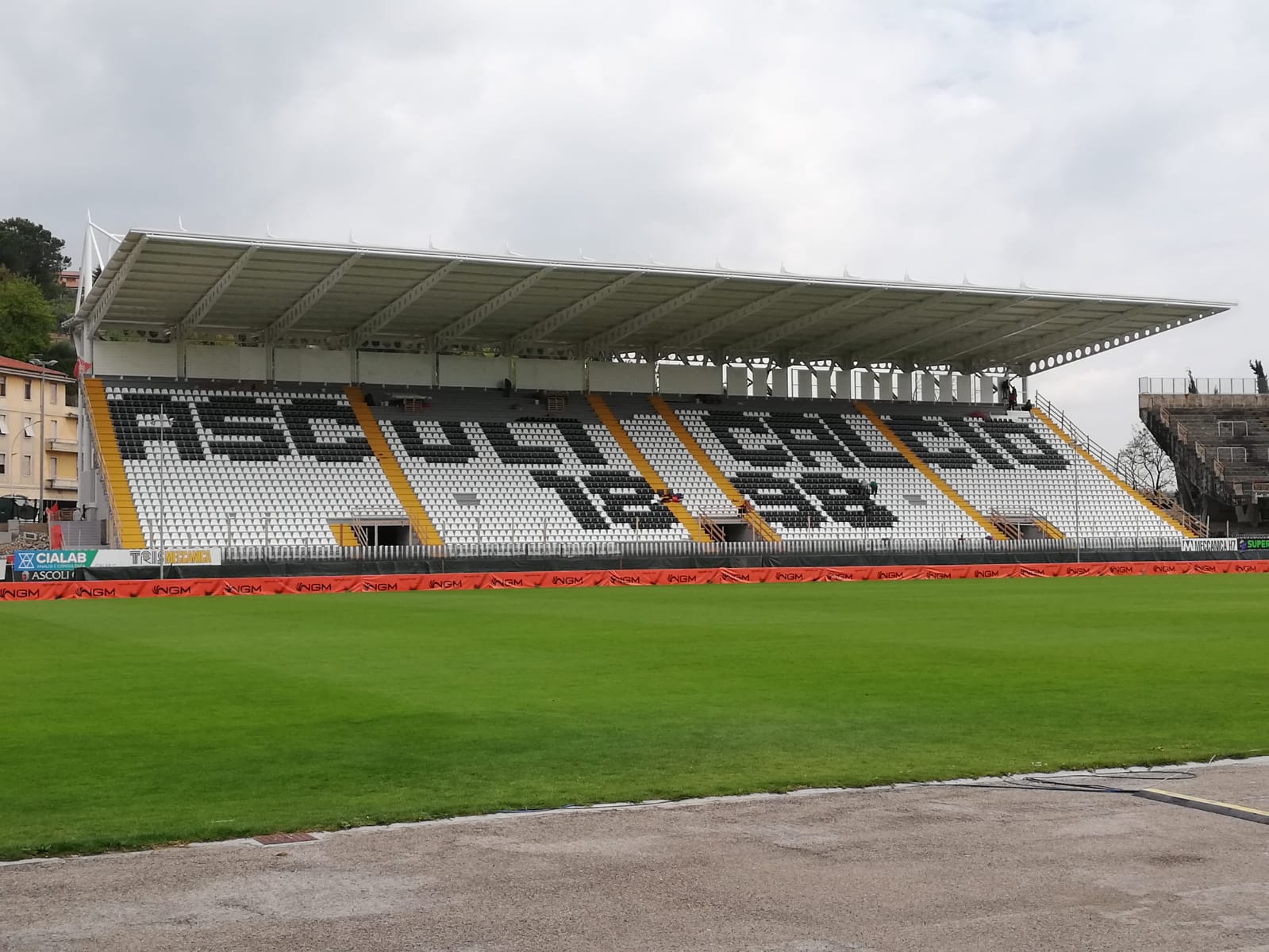 est tribuna