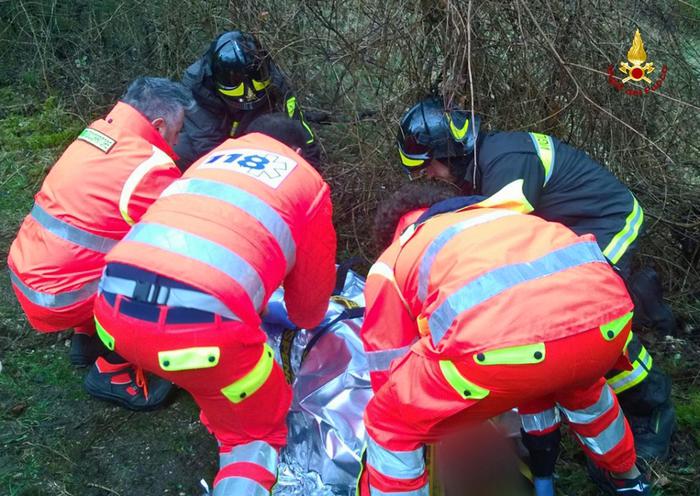 ANCONA - Vigili del Fuoco e personale del 118 soccorrono una persona.