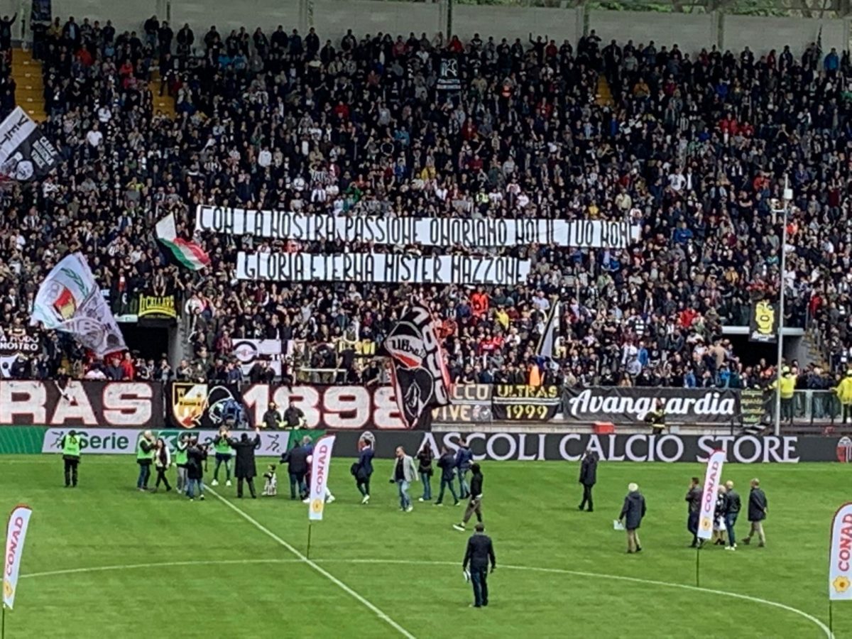 tribuna est piena