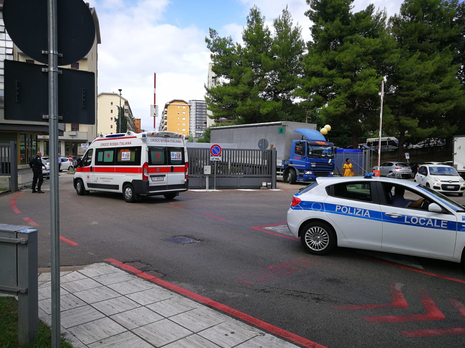 ambulanza contromano al Mazzoni