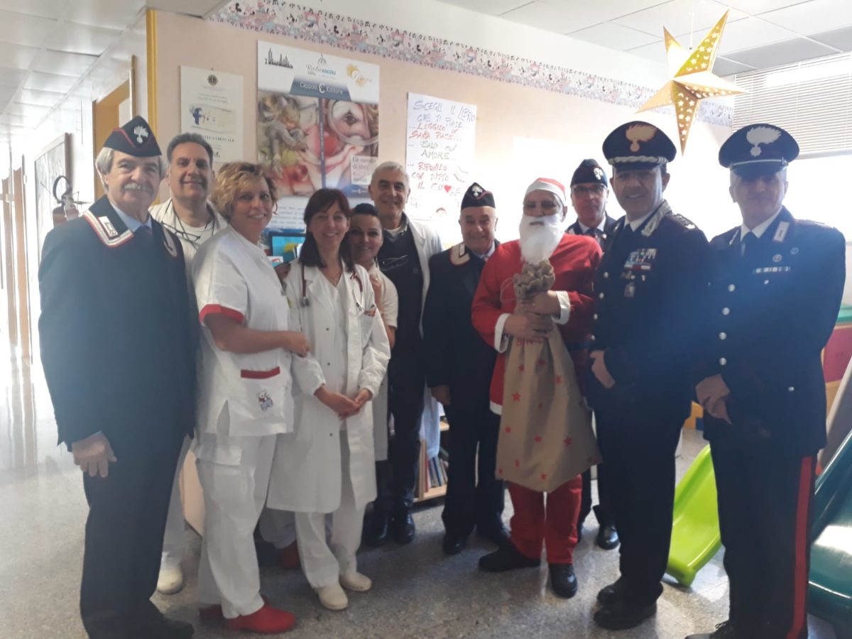 Carabinieri regalano giochi in pediatria 2