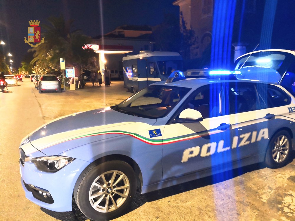 Foto polizia stradale notturna