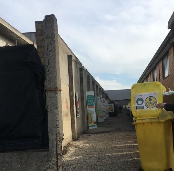 Ingresso centro Ecoinnova sacchetti rifiuti