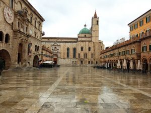 Piazza del popolo pioggia 