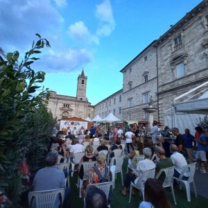 Gente presente alla gara delle massaie ad Ascoliva 2022