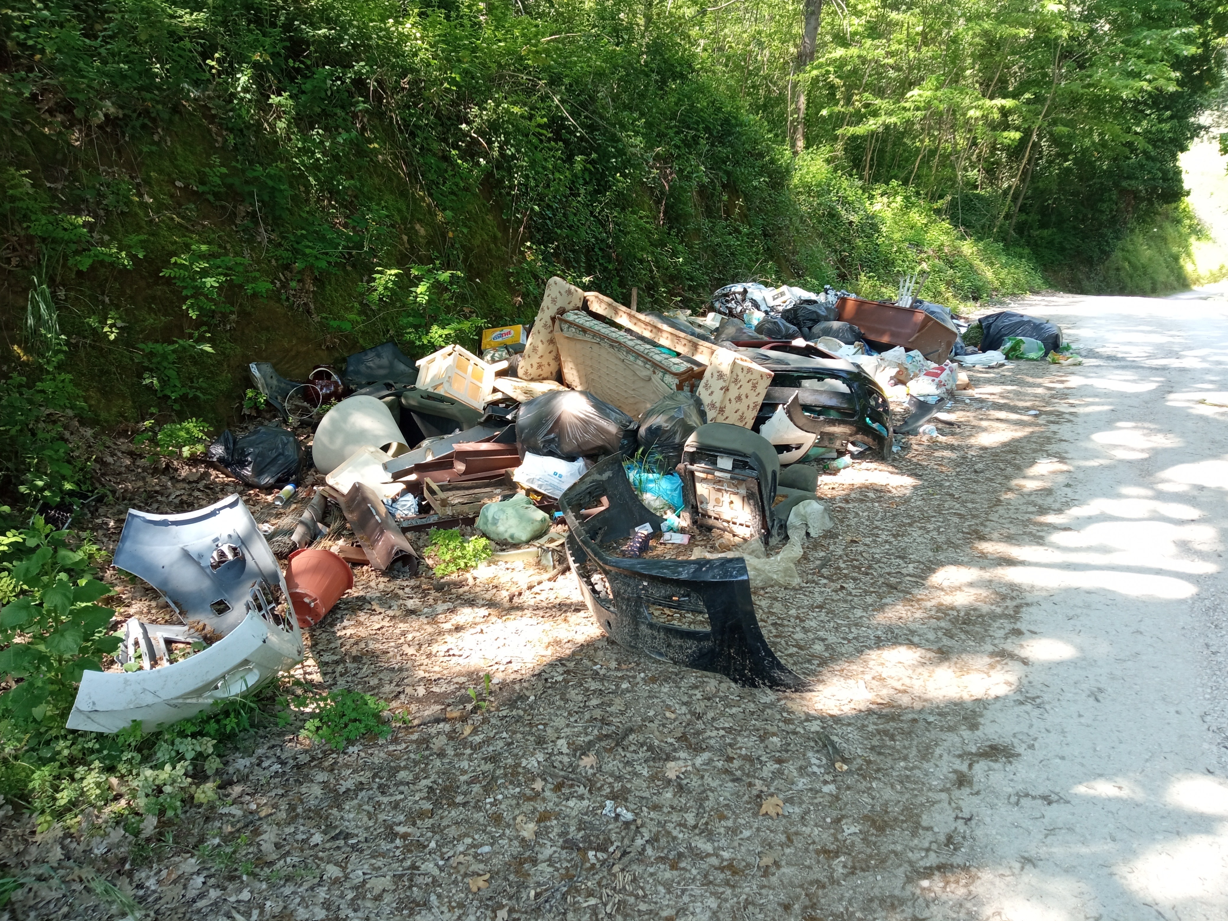 Rifiuti discarica abusiva 2