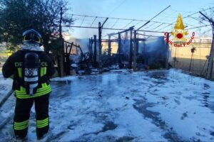 Incendio manufatto agricolo a Fermo