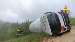 Montefiore camion rovesciato 2