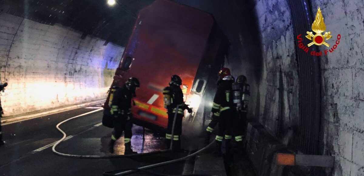 Pompieri nella galleria A14 tra Grottammare e Pedaso