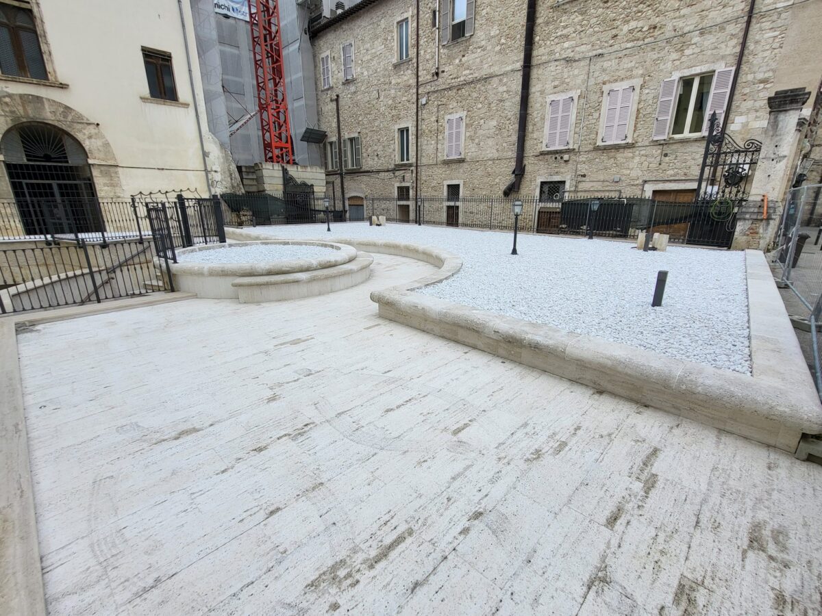 Area piazza Viola e avviso Fondazione Carisap