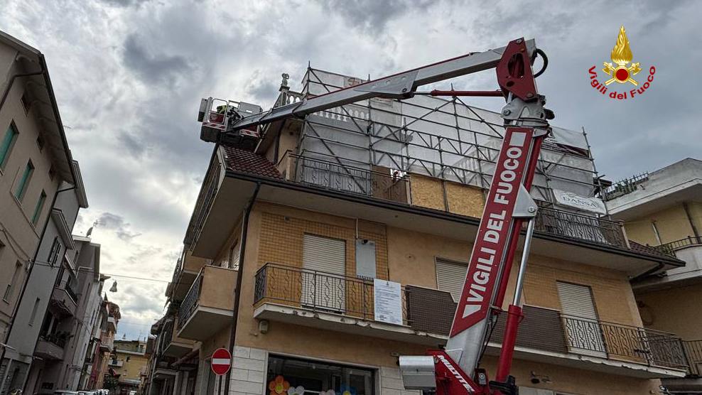 Cornicione pericolante a San Benedetto