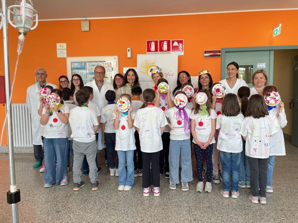 Alunni iniziativa Nasi rossi a Pediatria del Mazzoni