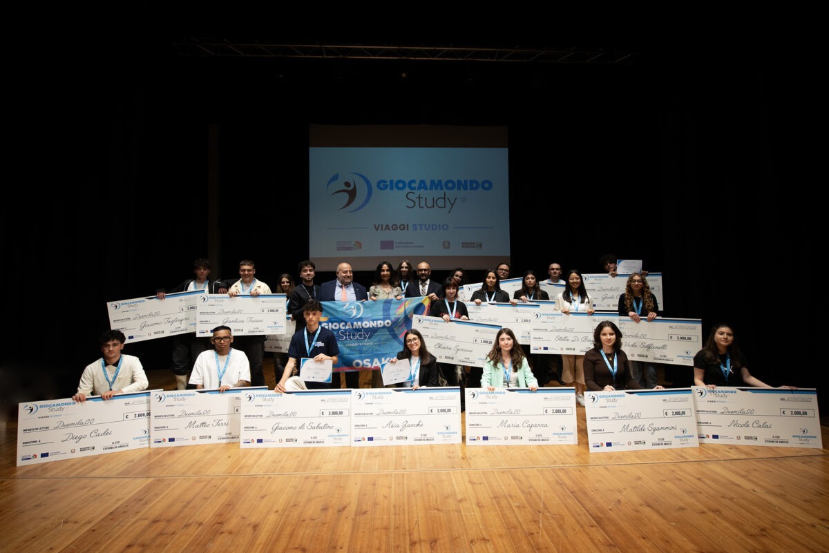 Gli studenti marchigiani che andranno all'Expò di Osaka durante la cerimonia di Giocamondo Study
