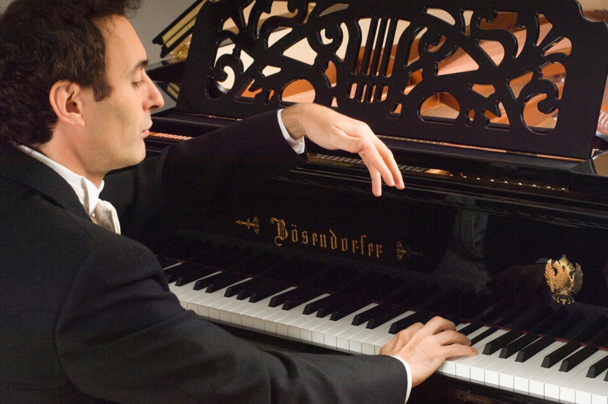 Il pianista Gianluca Luisi