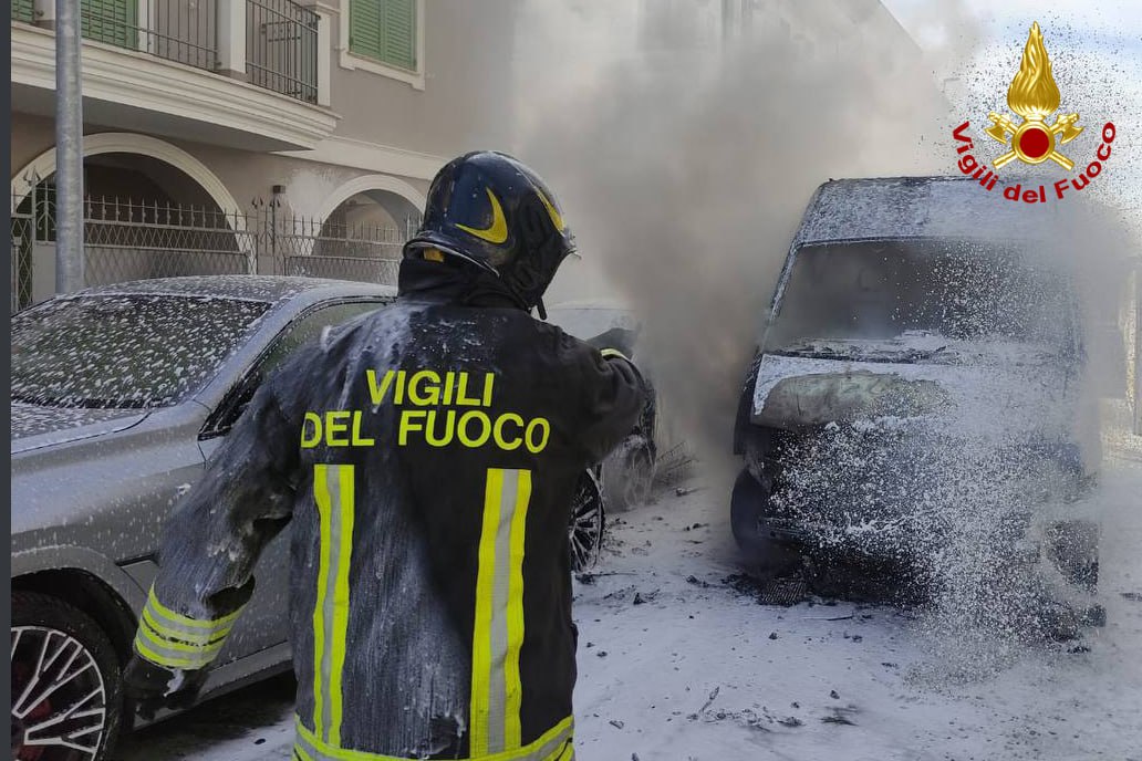 Minibus a fuoco a San Benedetto