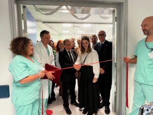Taglio del nastro angiografo
