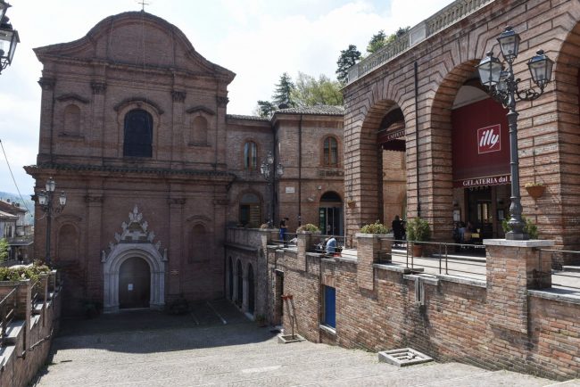 piazza-risorgimento-chiesa-beato-antonio-amandola