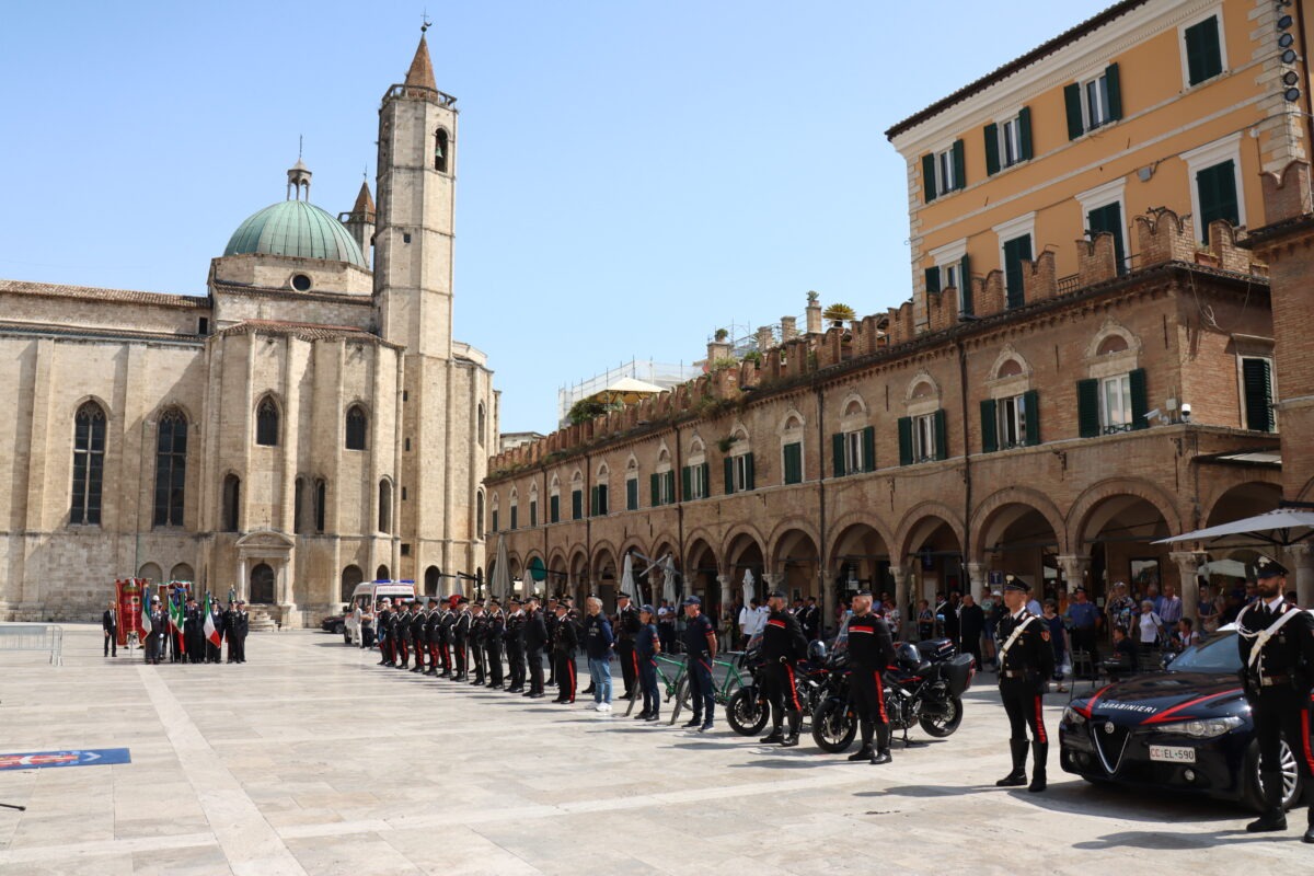 Carabinieri in piazza