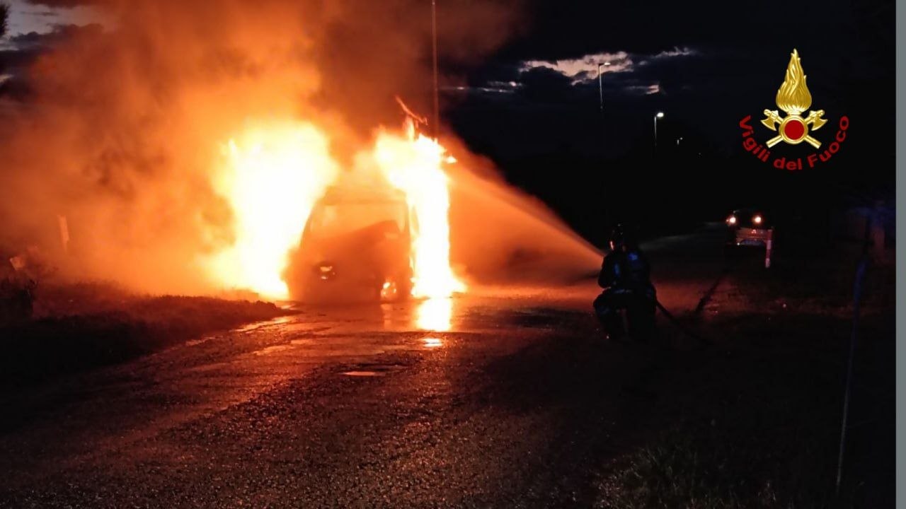 Incendio auto a Fermo
